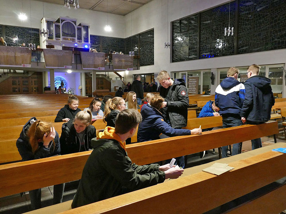 Firmvorbereitung mit Tauferinnerungsgottesdienst in St. Maria, Wolfhagen (Foto: Karl-Franz Thiede)